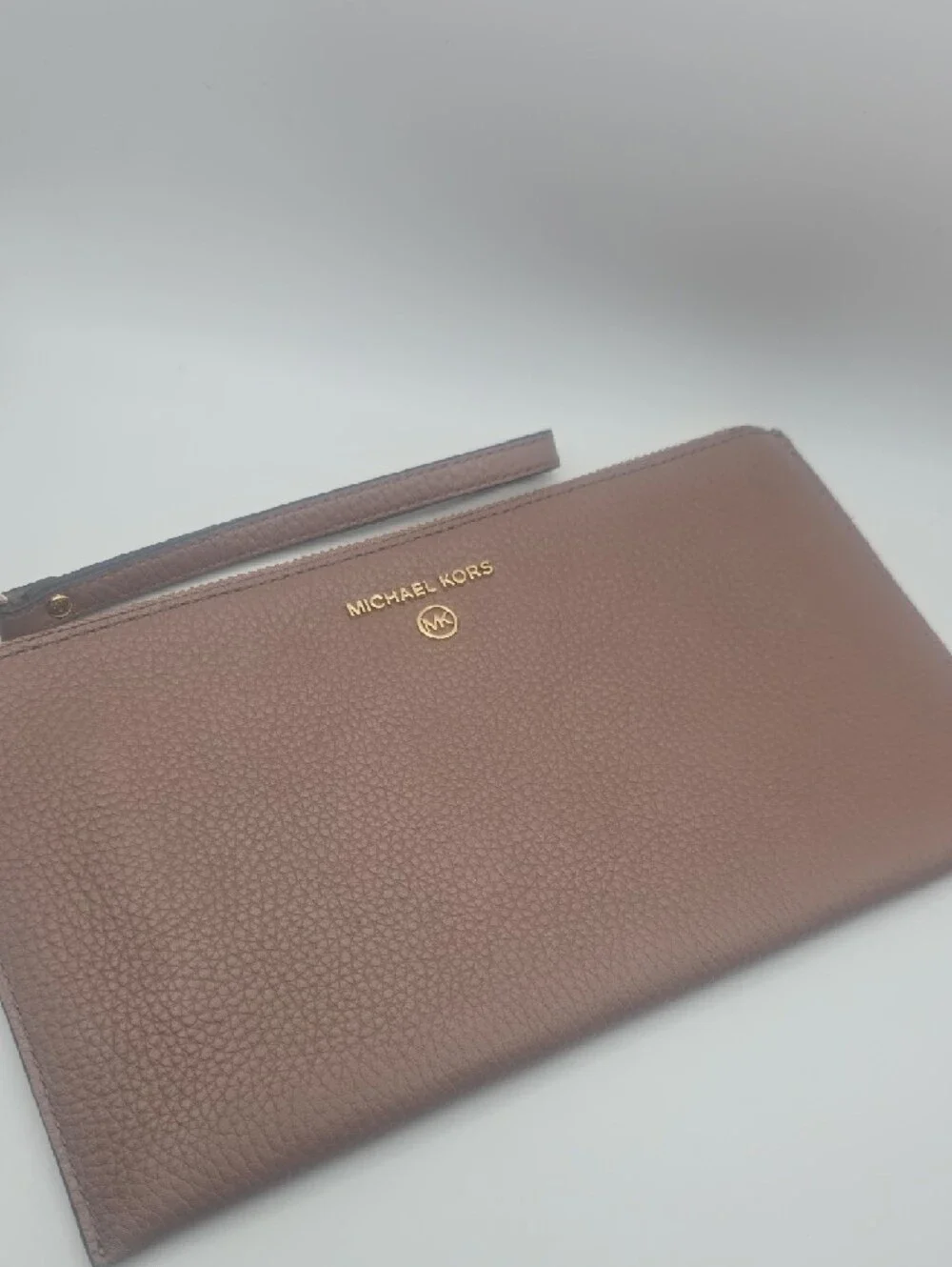 Michael Kors Dark Pink Taupe Pebbled Leather W Gold Wristlet/Phone Holder (EUC)✨